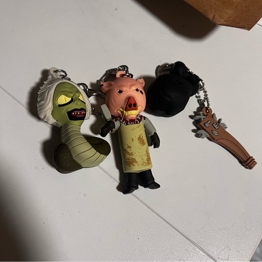 3 spirit Halloween horror mystery blind pack keychains
